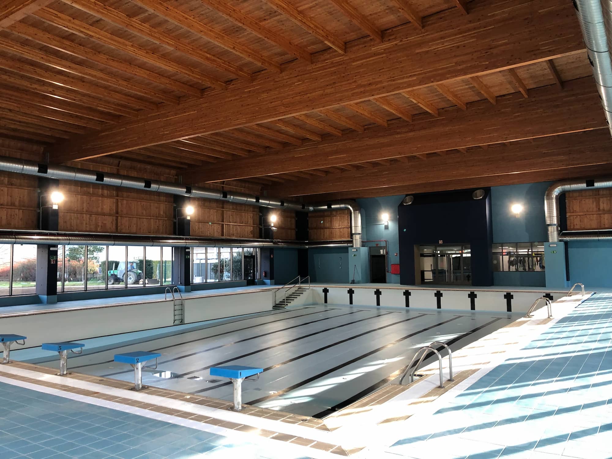 tejado interior piscina vacia piscinas municipales abadiño