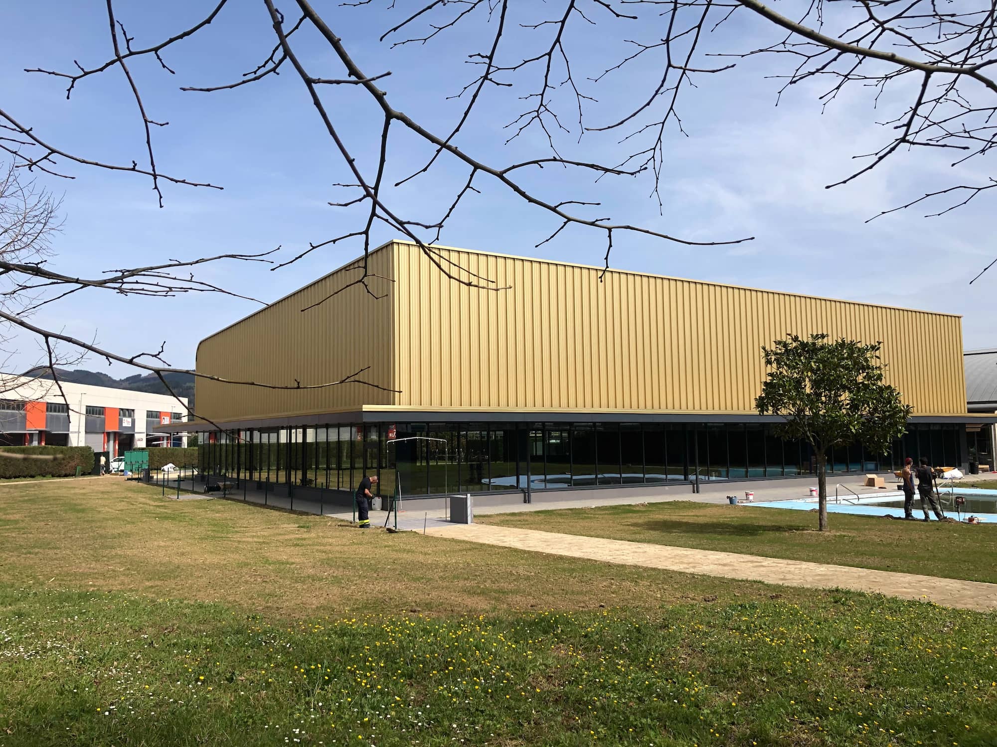 fachada lateral amarilla piscinas municipales abadiño